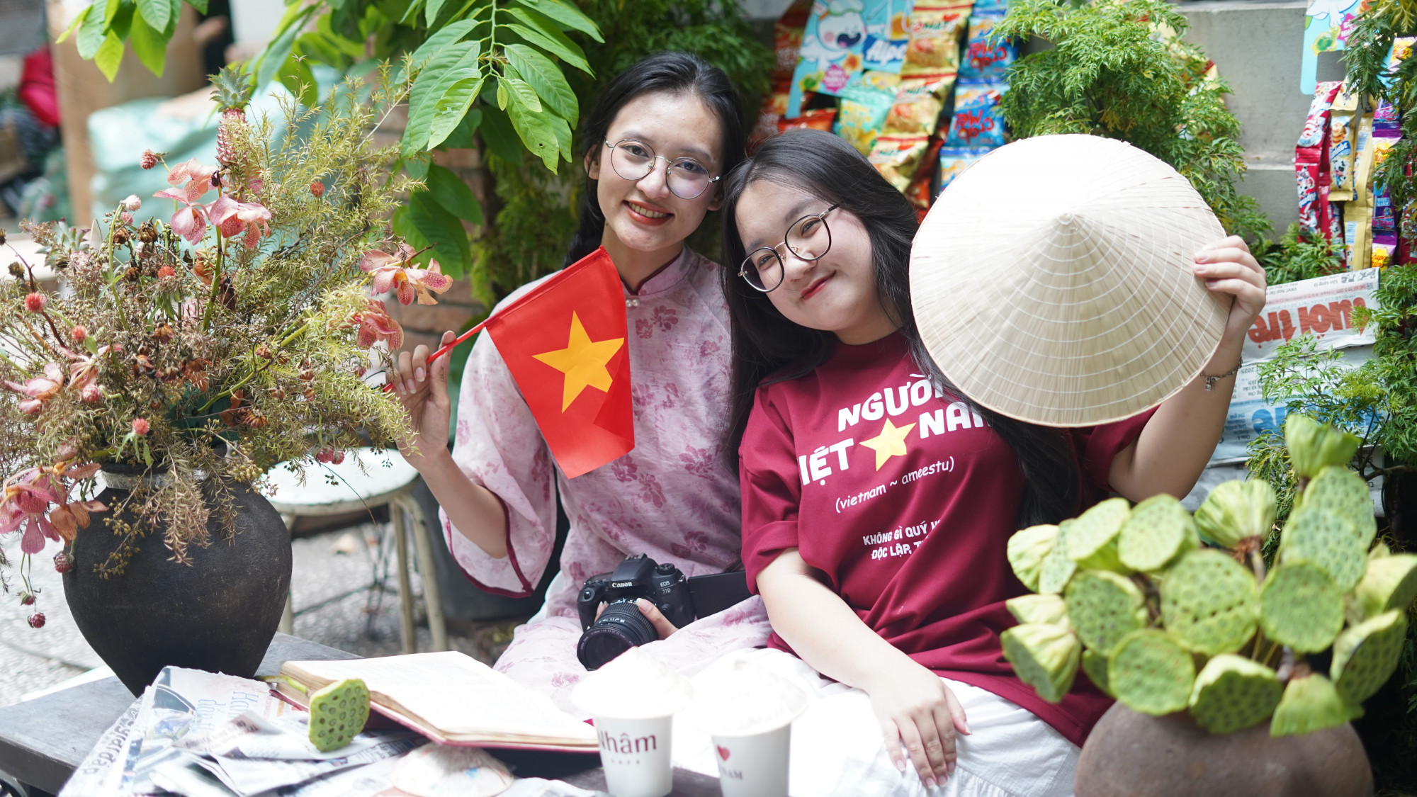 Nụ cười rạng rỡ của Tuyết Nhi và Ngọc Ánh trong trang phục yêu nước, thể hiện tinh thần tự hào dân tộc - Ảnh: Như Ý