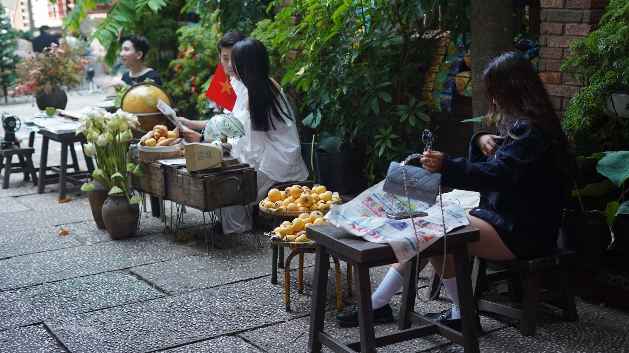 Không gian nhỏ nhưng thu hút nhiều bạn trẻ đến check-in, tạo nên không khí sôi nổi, tươi vui trong dịp lễ lớn của dân tộc - Ảnh: Như Ý