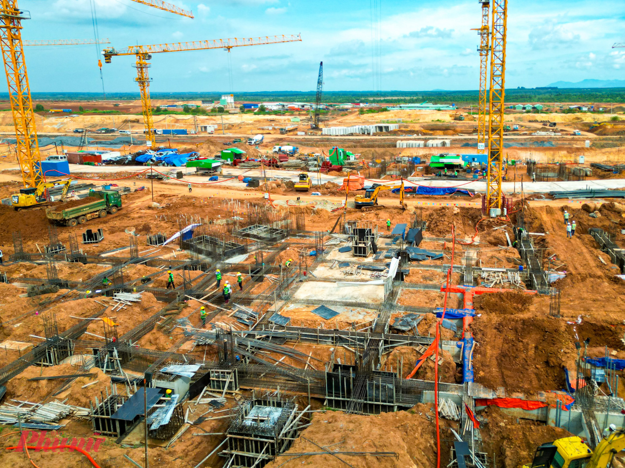 Không chỉ nhà ga, các hạng mục như đường băng thứ hai, sân đỗ máy bay, nhà ga hàng hóa, giao thông kết nối và hạ tầng kỹ thuật cũng đang tăng tốc thi công.