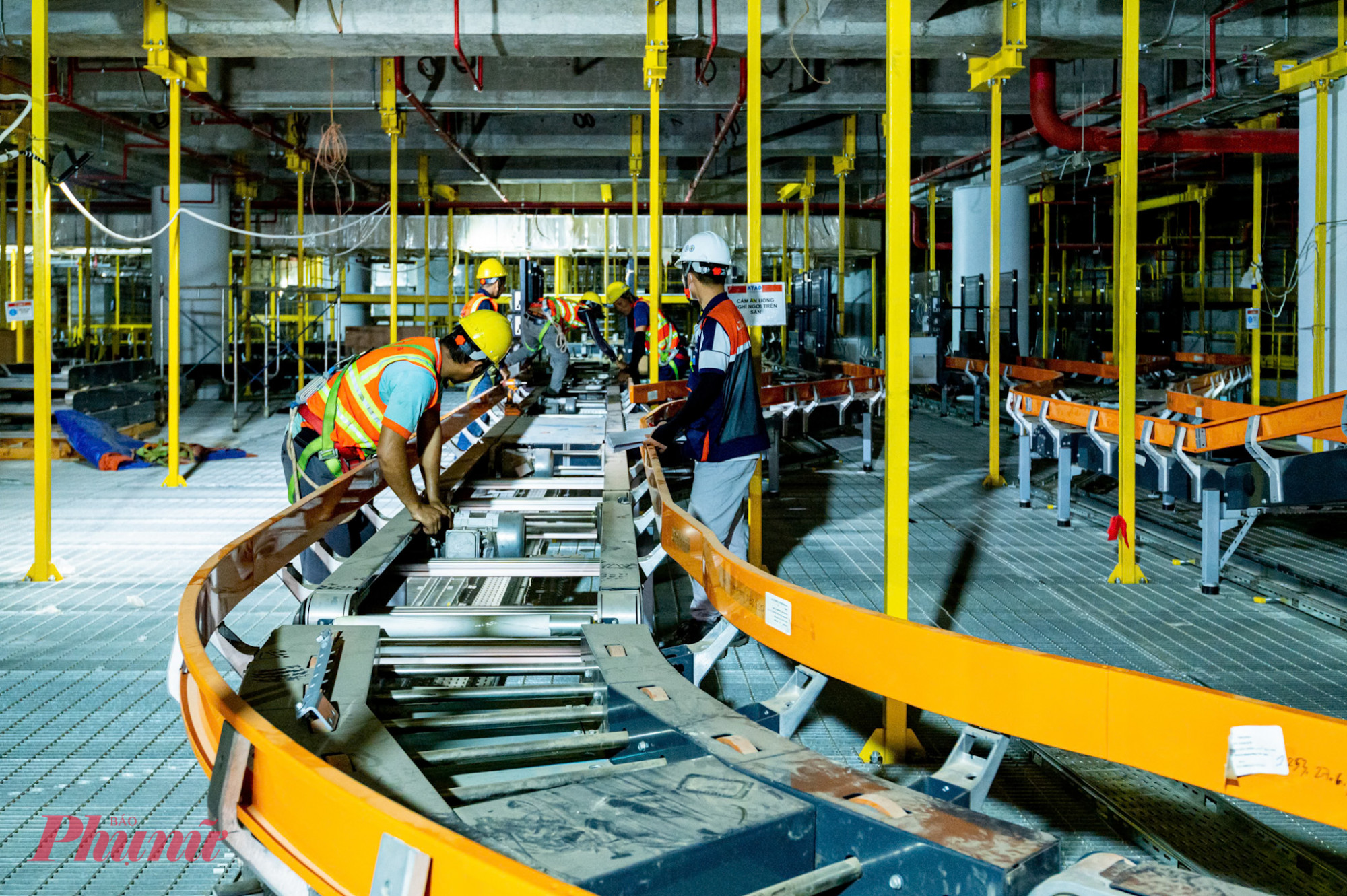 Nhiều thiết bị công nghệ cốt lõi như hệ thống xử lý hành lý tự động (BHS), thiết bị dẫn đậu tàu bay (VDGS), thang cuốn và thang bộ hành đã được đưa về công trường, chuẩn bị lắp đặt.