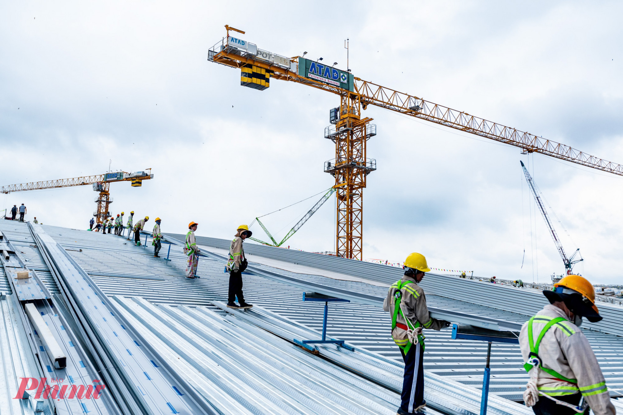 Hàng trăm mũi thi công đang được triển khai đồng loạt, tập trung vào các hạng mục then chốt như nhà ga hành khách, đường cất hạ cánh, sân đỗ tàu bay và hệ thống hạ tầng kỹ thuật.