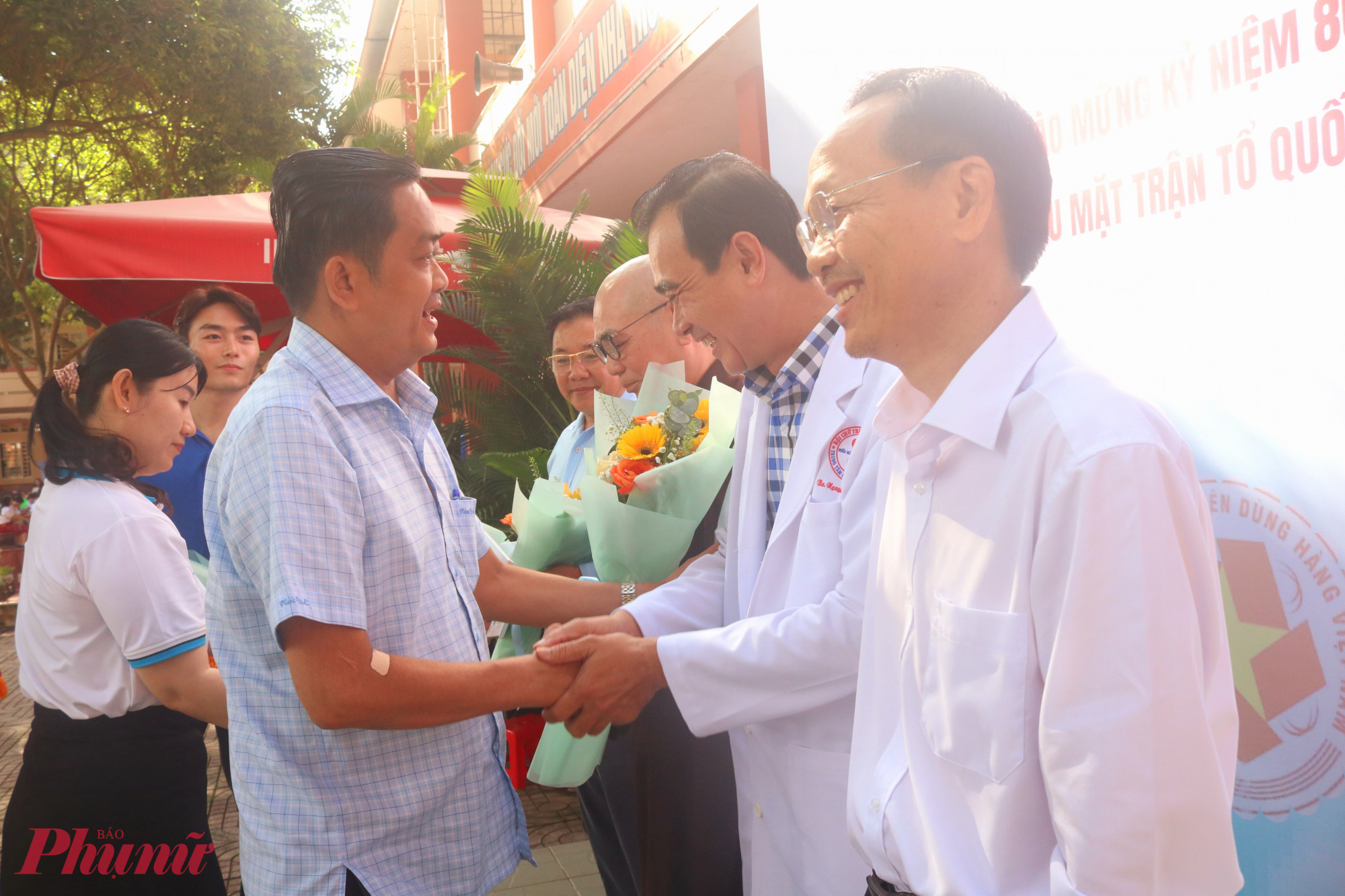 Ông Phạm Đức Sơn - Phó bí thư thường trực Đảng ủy phường Linh Xuân - trao hoa và thư cảm ơn đại diện các đơn vị, cá nhân đã đồng hành cùng địa phương tổ chức ngày hội - Ảnh: Mẫn Nhi