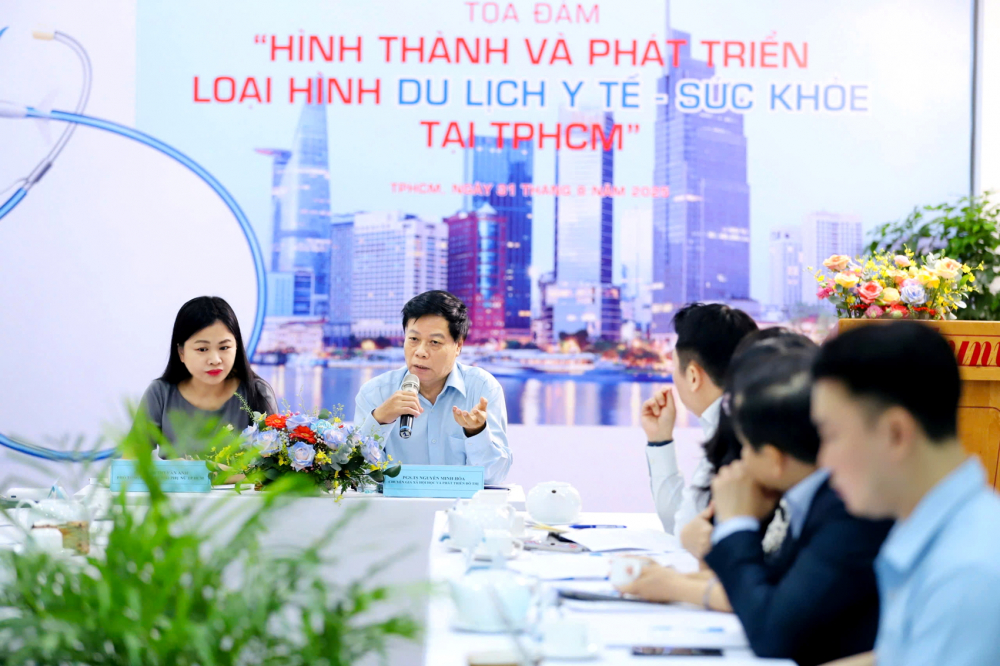 Kích hoạt chiến lược phát triển du lịch y tế TPHCM như thế nào? Bà Phạm Thị Vân Anh (bên trái) - Phó tổng biên tập Báo Phụ nữ TPHCM - và phó giáo sư, tiến sĩ Nguyễn Minh Hòa (bên phải) điều hành tọa đàm - Ảnh: Thành Lâm