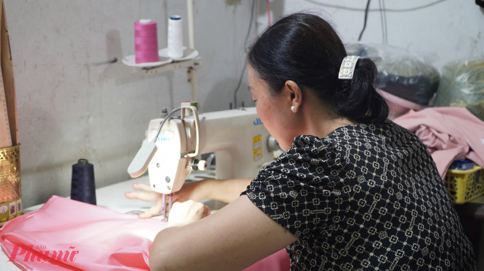Cơ sở may của chị Thu tạo việc làm cho hơn 10 lao động ở khu vực nông thôn - Ảnh Phú Hữu