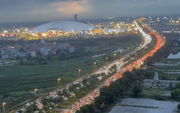 Đướng sang khu vực Triển lãm thành tựu Quốc gia thường xuyên đông đúc, ùn tắc trong những ngày lễ - ảnh: MXH