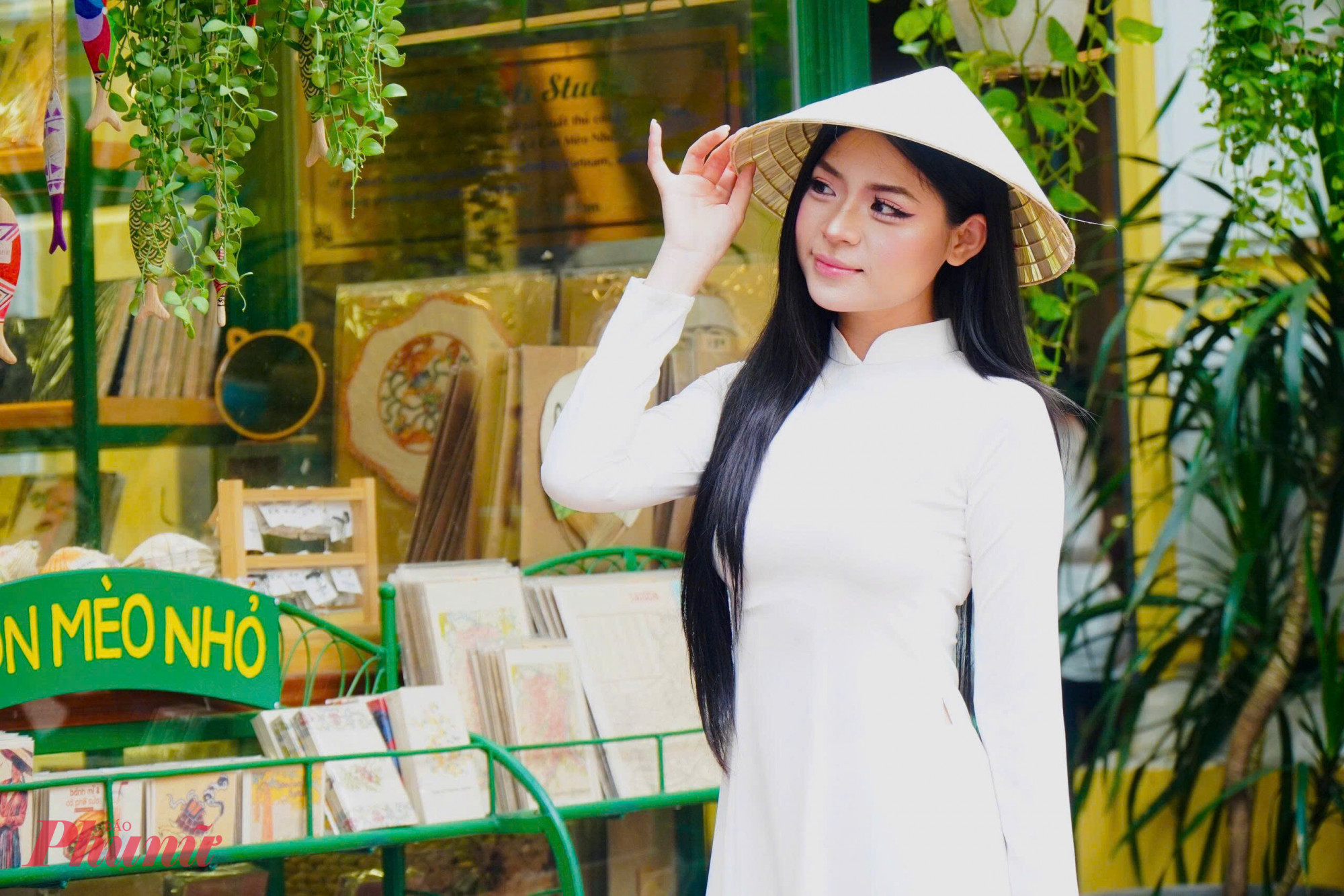 Ngay từ sáng sớm, Đường sách Nguyễn Văn Bình (phường Sài Gòn, TPHCM) đã đông kín người. Trong dòng người tấp nập, dễ dàng bắt gặp hình ảnh các người dân cầm cờ Tổ quốc, những tà áo dài trắng hay những chiếc nón lá giản dị khiến không khí ngày lễ thêm phần trang trọng và thi vị.