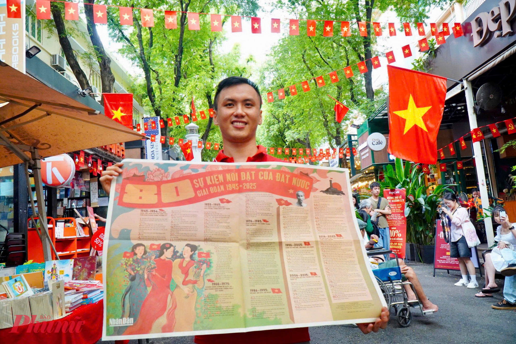 Anh Huy Hoàng, người dân TPHCM chia sẻ: “Năm nay tôi thấy Đường sách trang trí rất đẹp và hoành tráng, những lá cờ được treo trải dài qua hai bên và treo ở những tiệm sách tạo ra một không khí hào hùng. Khiến người đi qua cảm nhận được đây là một ngày hội của dân tộc. Là một người con của TPHCM nói riêng cũng như Việt Nam nói chung tôi thấy rất xúc động và rất tự hào”.
