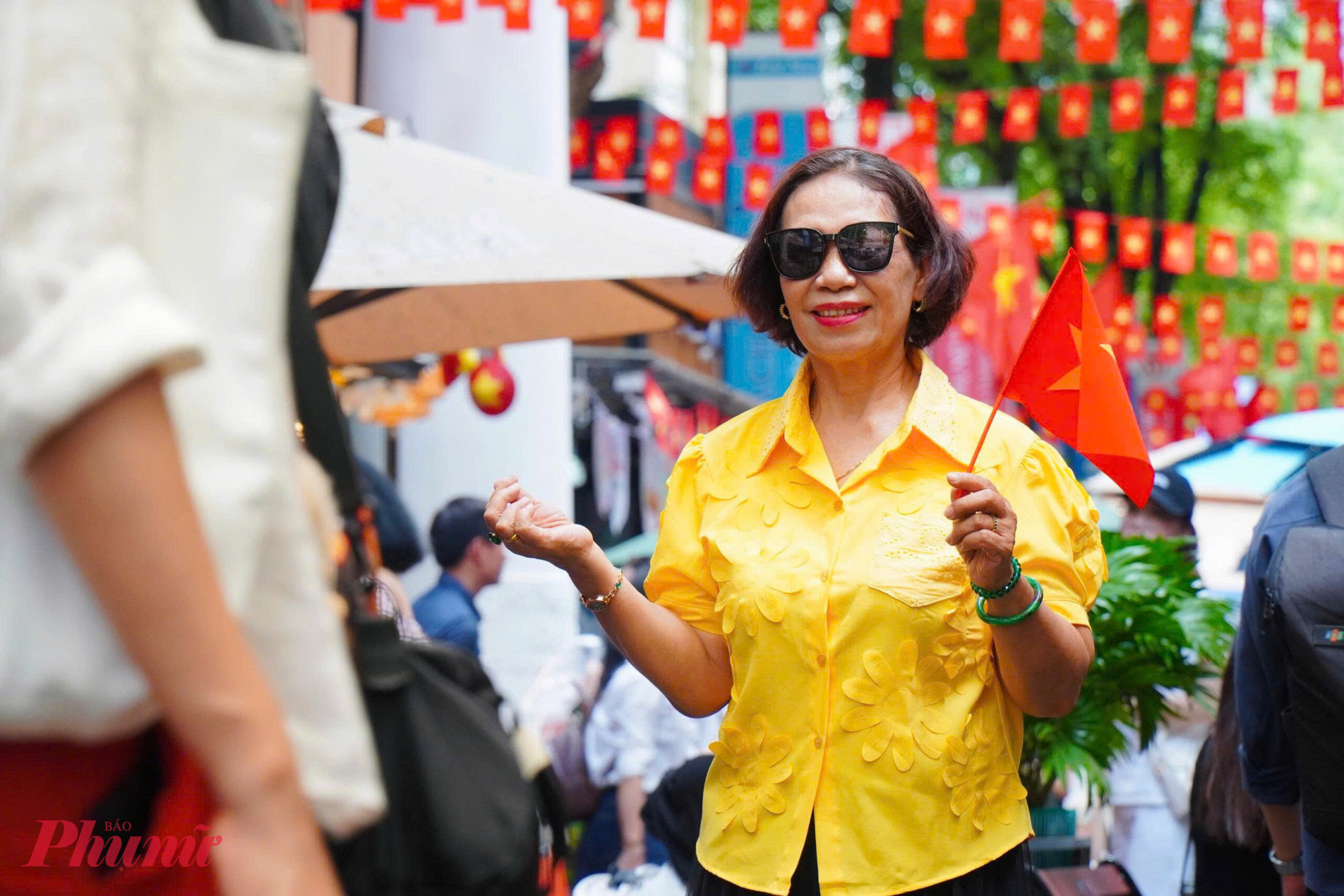 Không chỉ là không gian đọc, Đường sách còn khoác lên mình diện mạo mới trong dịp Quốc khánh. Hai bên lối đi rợp bóng cờ đỏ sao vàng, nhiều tiểu cảnh tái hiện hình ảnh truyền thống, thu hút người dân đến tham quan, chụp ảnh.