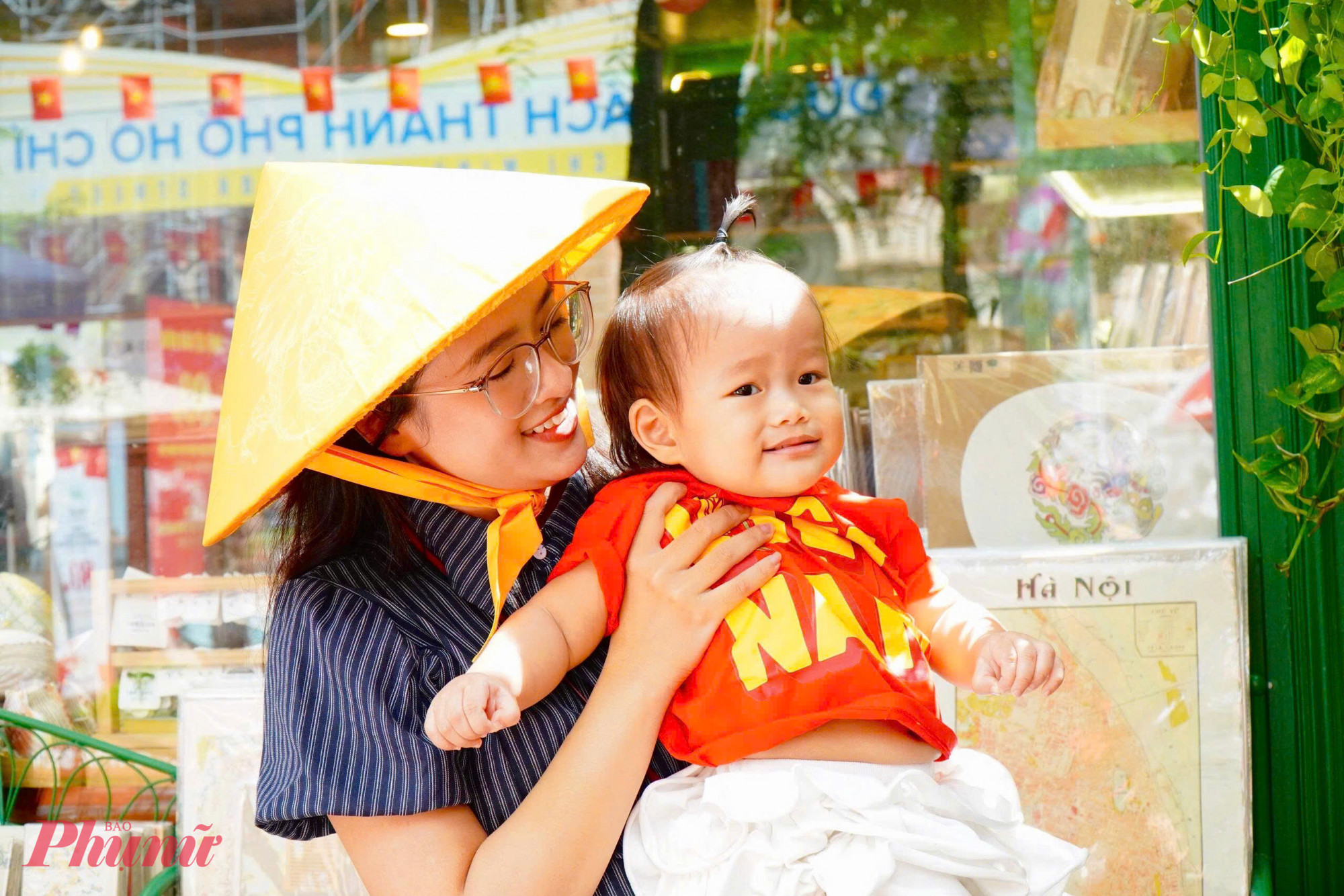  Không chỉ người lớn, nhiều em nhỏ cũng được cha mẹ dẫn theo, để cùng lưu giữ những kỷ niệm tuổi thơ rực rỡ bên cờ hoa trong dịp Quốc khánh.