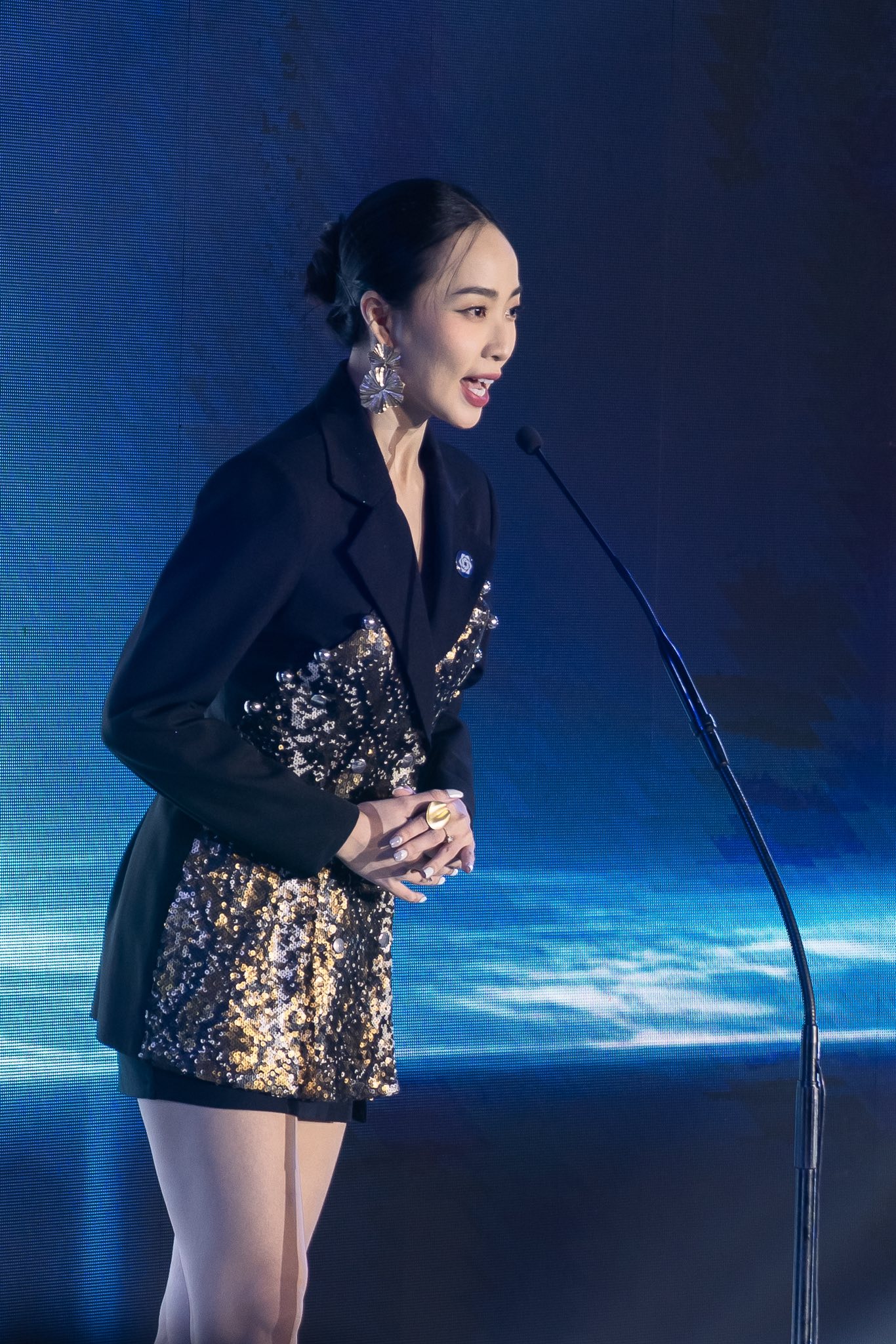 Trong dàn thí sinh Gương mặt truyền hình - The TVFace 2025, Nguyễn Ngọc Trà My nổi bật với chiều cao 1m75 cùng nhan sắc rạng rỡ, phong thái thanh lịch. Không chỉ sở hữu gương mặt sáng sân khấu, cô còn gây ấn tượng bởi lối dẫn duyên dáng, vốn tiếng Anh tốt và sự tự tin khi đứng trước công chúng.
