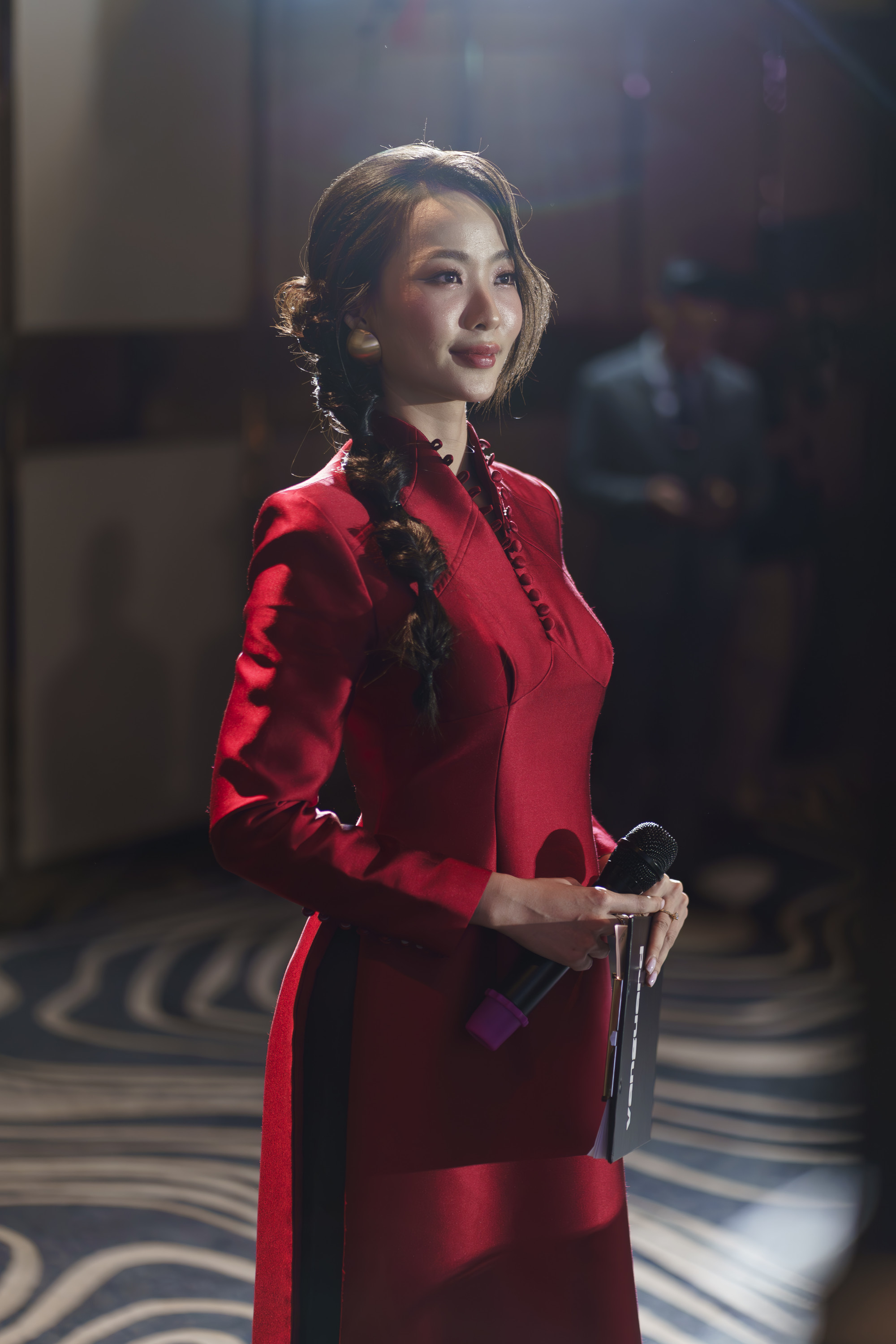 Với tà áo dài truyền thống, Trà My lại mang đến một hình ảnh nền nã, thanh lịch. Tông đỏ nổi bật không chỉ tôn da trắng mà còn biểu tượng cho sự may mắn, niềm kiêu hãnh dân tộc. Nét dịu dàng, duyên dáng khi cô khoác lên áo dài thể hiện rõ tình yêu văn hóa Việt Nam mà cô luôn mong muốn lan tỏa.