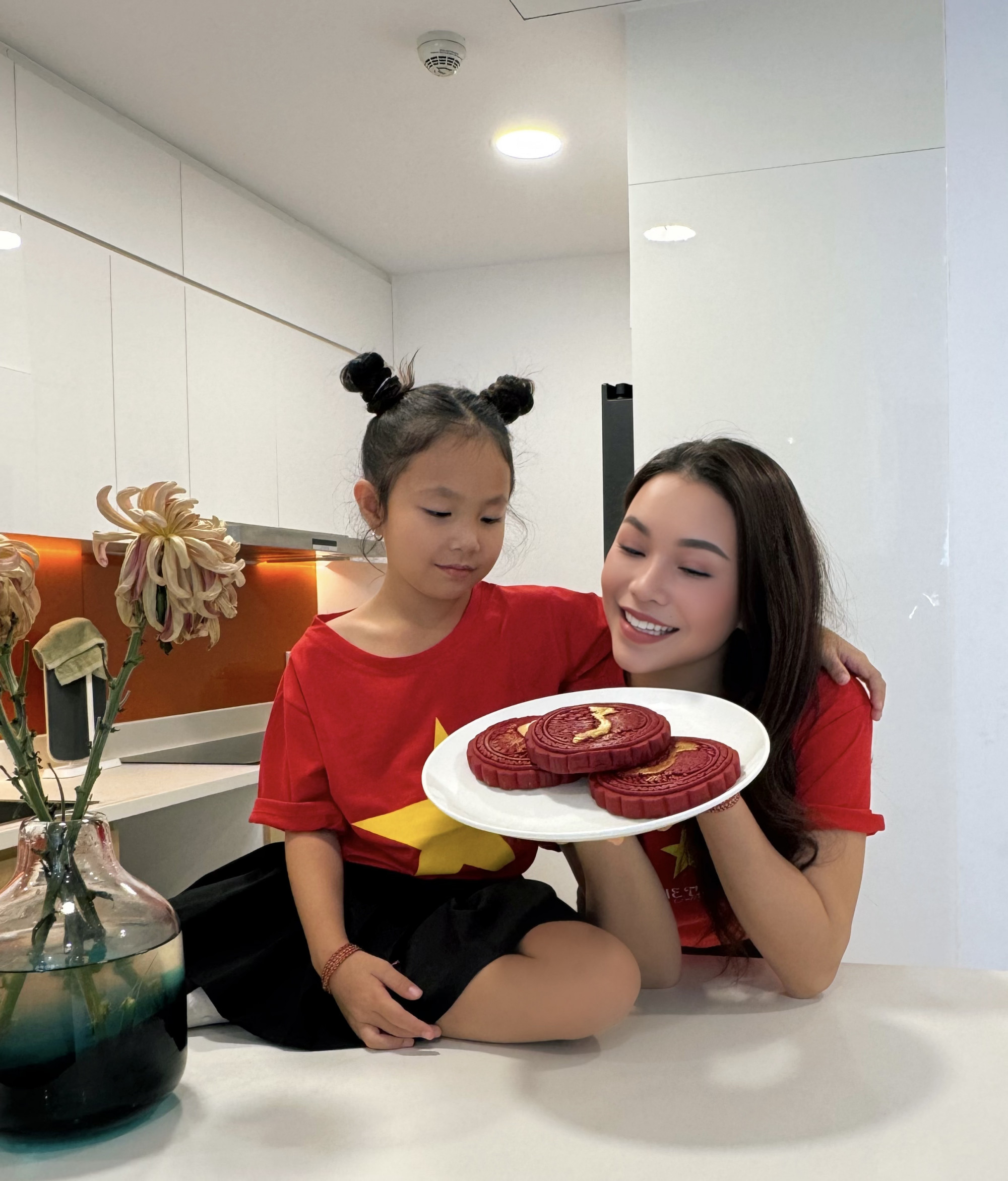 Đối với Trà Ngọc Hằng, dạy con về niềm tự hào dân tộc không chỉ là kể lại những trang sử hay giữ gìn tiếng mẹ đẻ, mà còn là cách nuôi dưỡng một trái tim biết yêu thương, biết trân trọng giá trị cội nguồn 