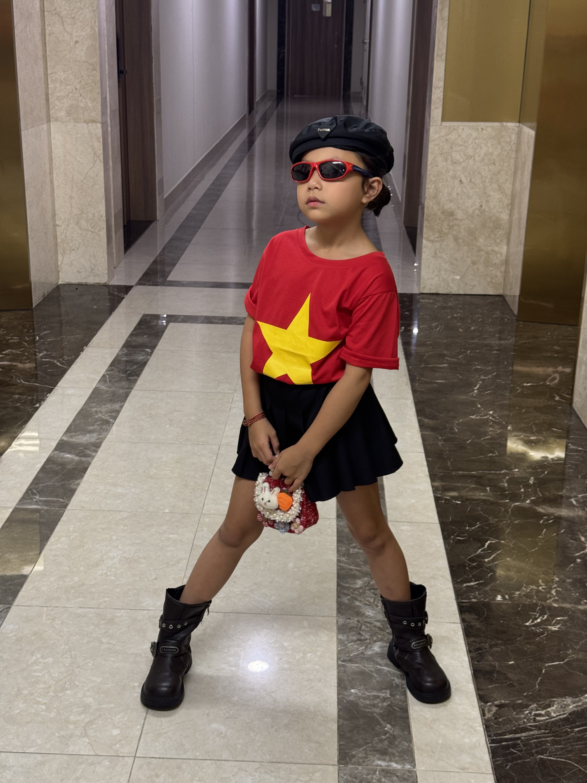 Con gái Trà Ngọc Hằng được nhận xét sành điệu, thời trang đúng chuẩn fashionista nhí.