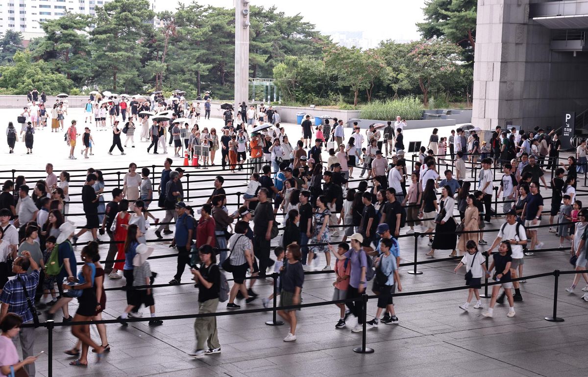 Du khách xếp hàng vào Bảo tàng Quốc gia Hàn Quốc ở Seoul, ngày 1/8 - Ảnh: Yonhap