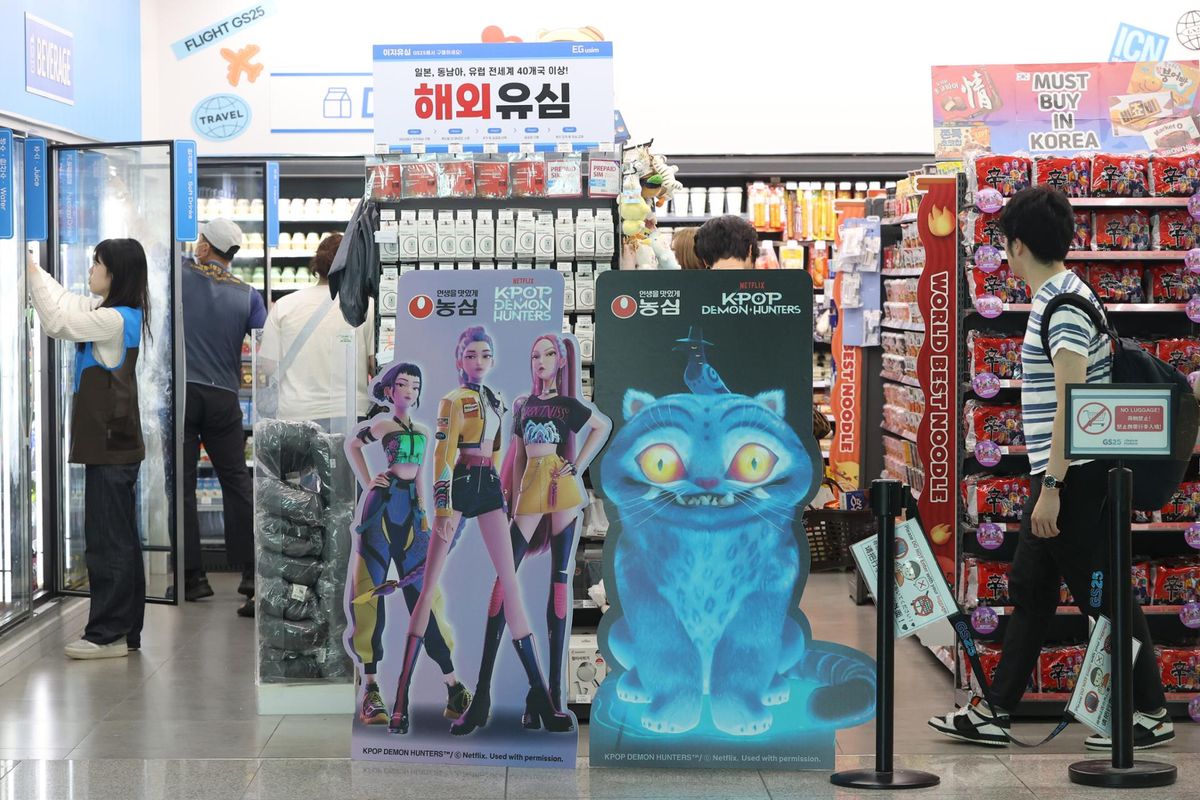 Các gian hàng quảng cáo sản phẩm thực phẩm có hình ảnh các nhân vật trong bộ phim Kpop Demon Hunters của Netflix được trưng bày tại một cửa hàng tiện lợi ở Nhà ga số 2 của Sân bay Quốc tế Incheon - Ảnh: Yonhap