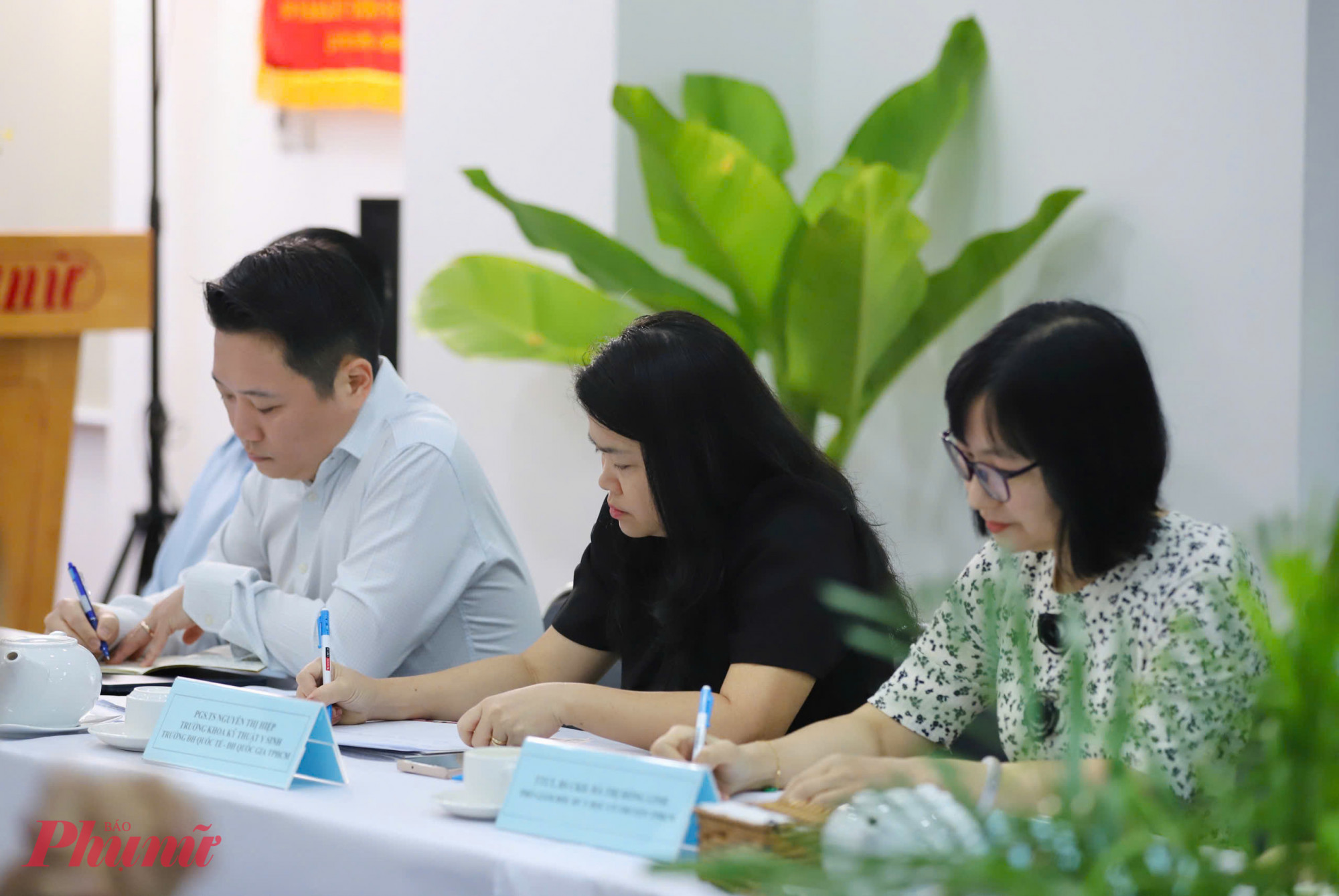 Nhiều đại biểu, khách mời, chuyên gia tham gia tọa đàm du lịch sức khỏe của báo Phụ nữ TPHCM. Ảnh: Thành Lâm.