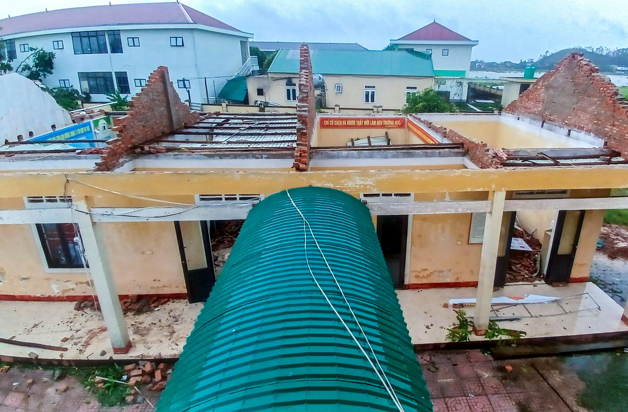 Dãy nhà cấp 4 ở Trường THCS Sơn Lộc bị bão hất tung mái, đổ sập đốc - Ảnh: Khánh Trung