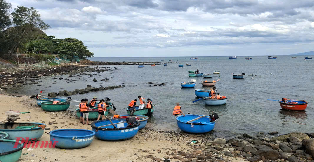 Lãng mạn và yên bình bến thúng Hòn Yến Bến thúng có hàng trăm thúng nhựa nằm ngổn ngang, chen lấn