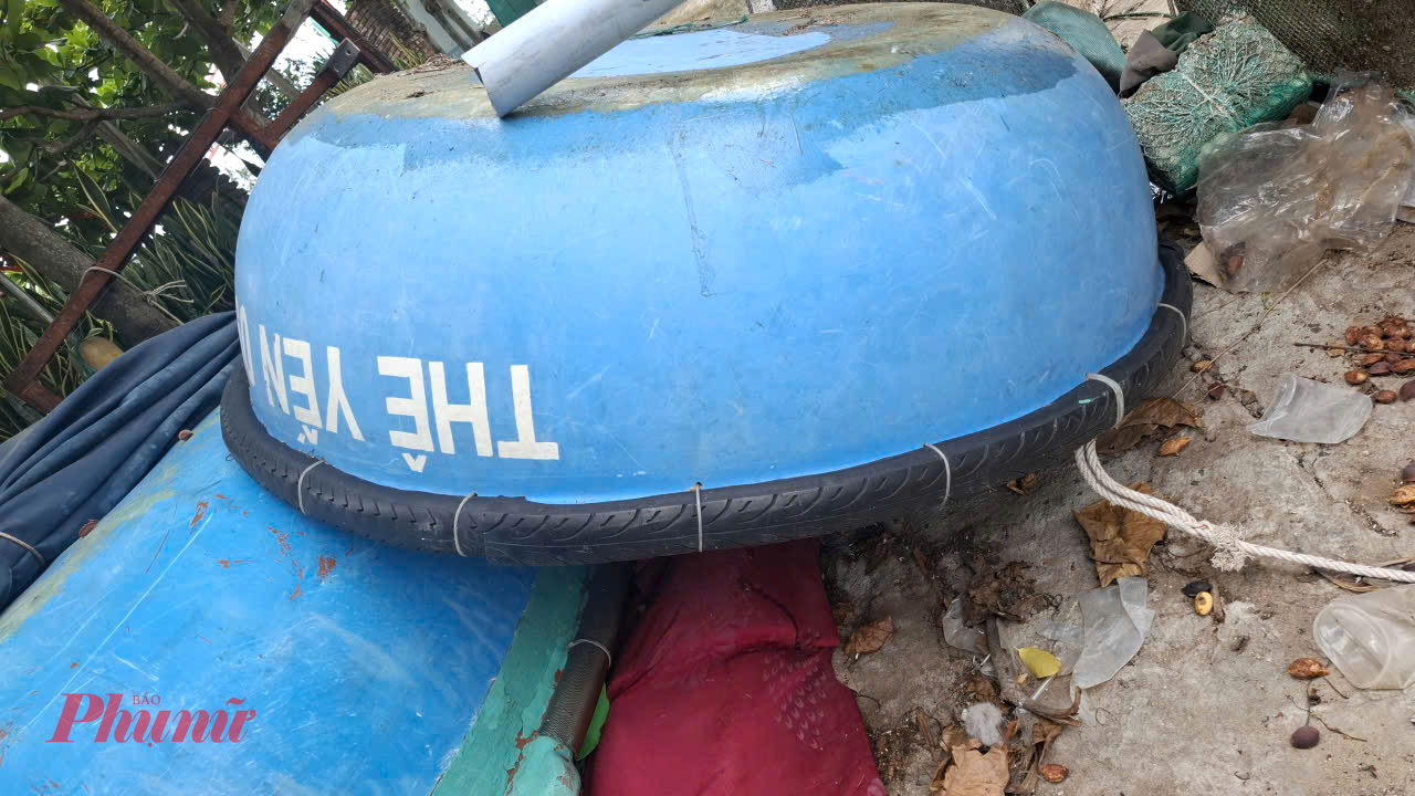 Lãng mạn và yên bình bến thúng Hòn Yến Thúng ở đây không ngày nào nằm yên một chỗ, nhưng cũng thỉnh thoảng có thúng đơn chiếc nằm úp “chết đuối” trên bờ