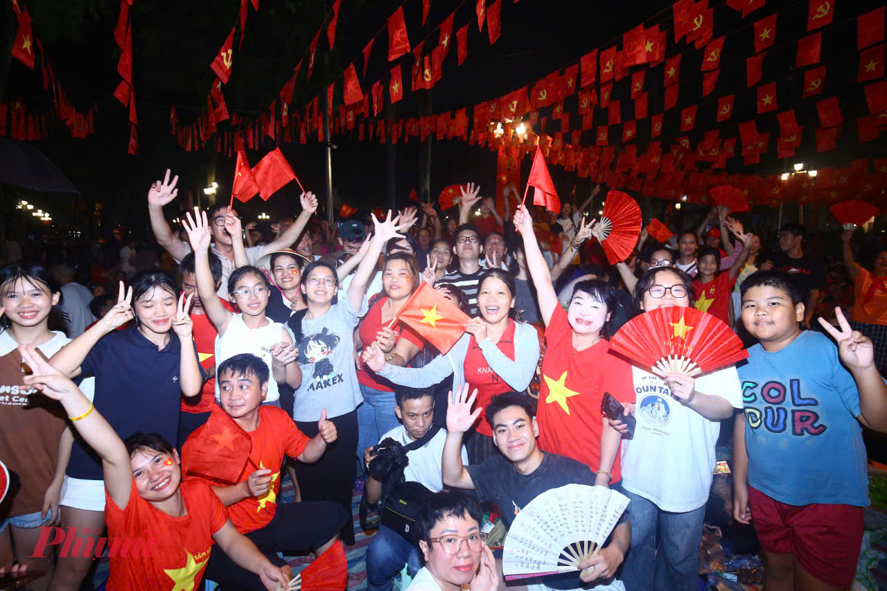 Giữa biển người ken đặc, từng tốp thanh niên, thiếu nhi, cụ già khoác lên mình áo cờ đỏ sao vàng, hòa vào nhau trong những khúc ca tập thể, khiến đường phố Hà Nội bỗng biến thành một “sân khấu ngoài trời” rộn ràng.
