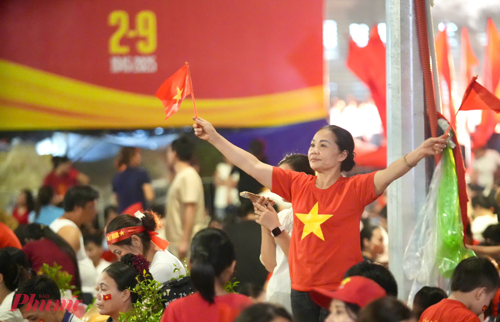 Dòng người từ khắp nơi đổ về trung tâm Thủ đô, mang theo niềm háo hức chờ đợi giây phút lịch sử, 80 năm Kỷ niệm ngày Quốc khánh 2/9.