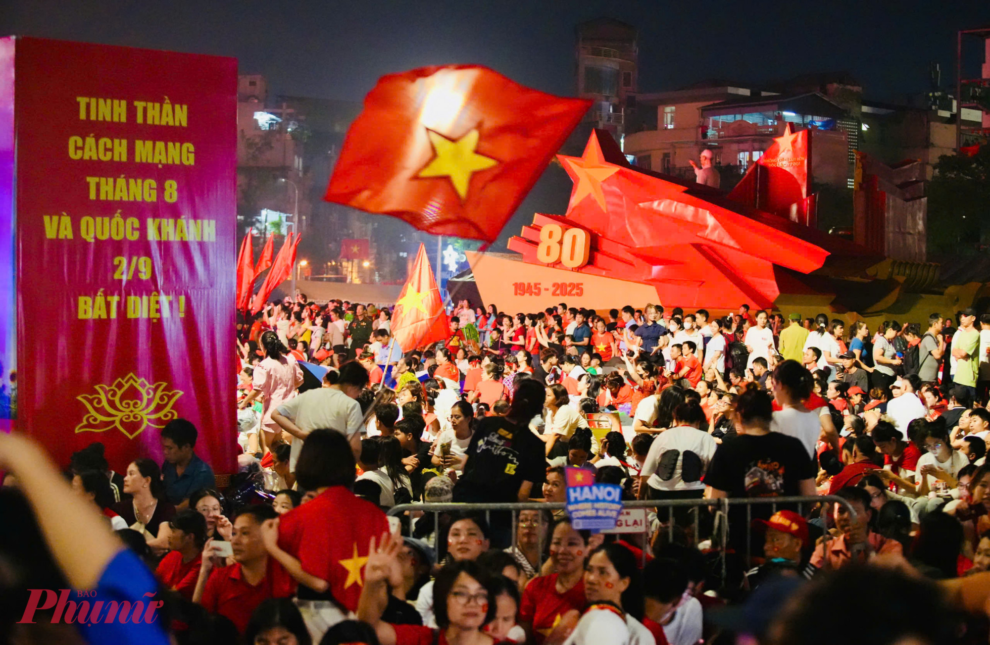 Trên những vỉa hè dài dọc Kim Mã, Nguyễn Thái Học, Hùng Vương hay Thụy Khuê, từng mét vuông đều chật kín, không còn một chỗ trống, người đứng san sát người, tạo nên bức tranh rực đỏ của màu cờ Tổ quốc.