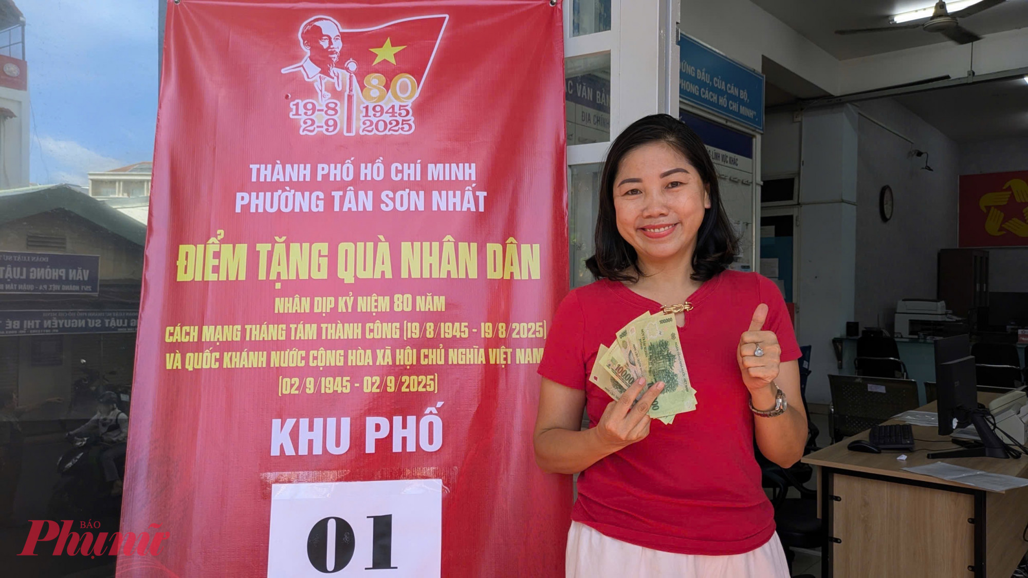 Chị Dương Thị Bích Hòa (ngụ phường Tân Sơn Nhất) phấn khởi nhận được 500.000 đồng cho gia đình - Ảnh: Thanh Tâm