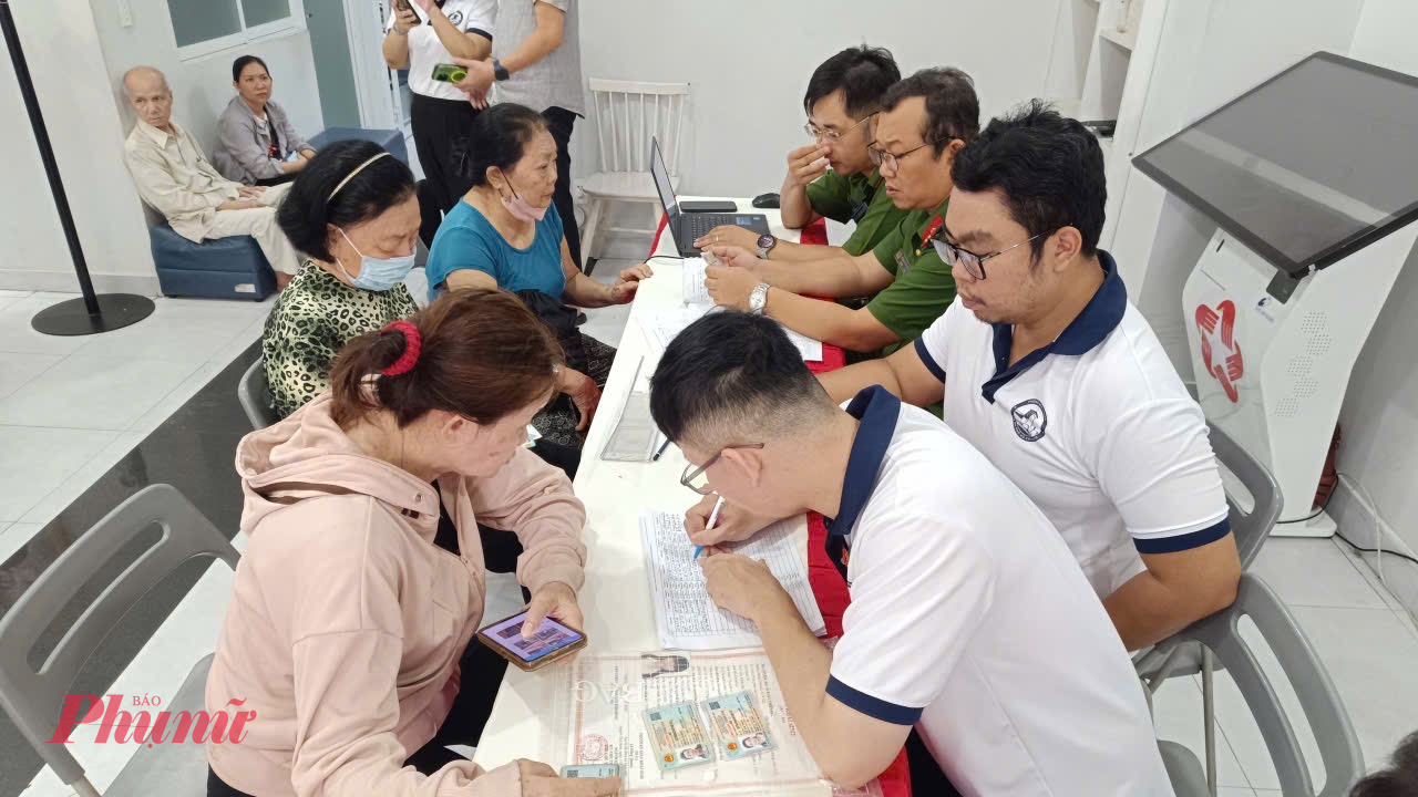 Người dân xếp hàng trật tự, lần lượt nhận quà trong niềm hân hoan ngày lễ tại phường Bến Thành - Ảnh: Thanh Tâm