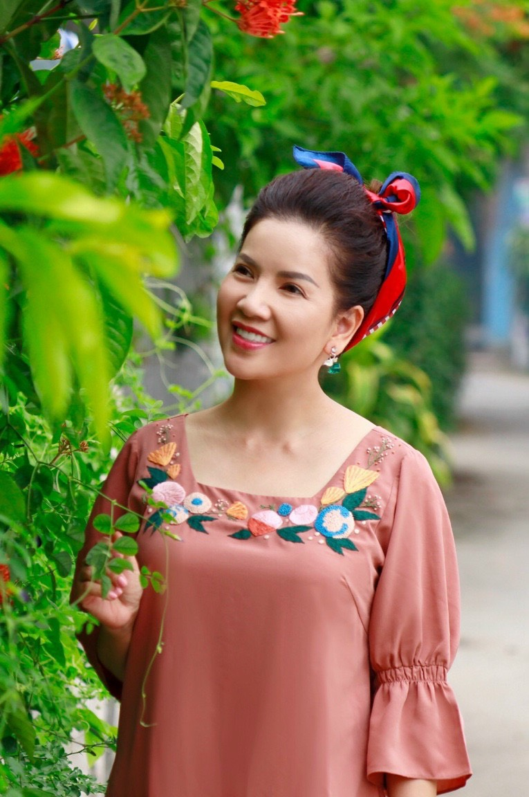 NSƯT Ngọc Trinh luôn có vẻ ngoài tươi trẻ, lạc quan.