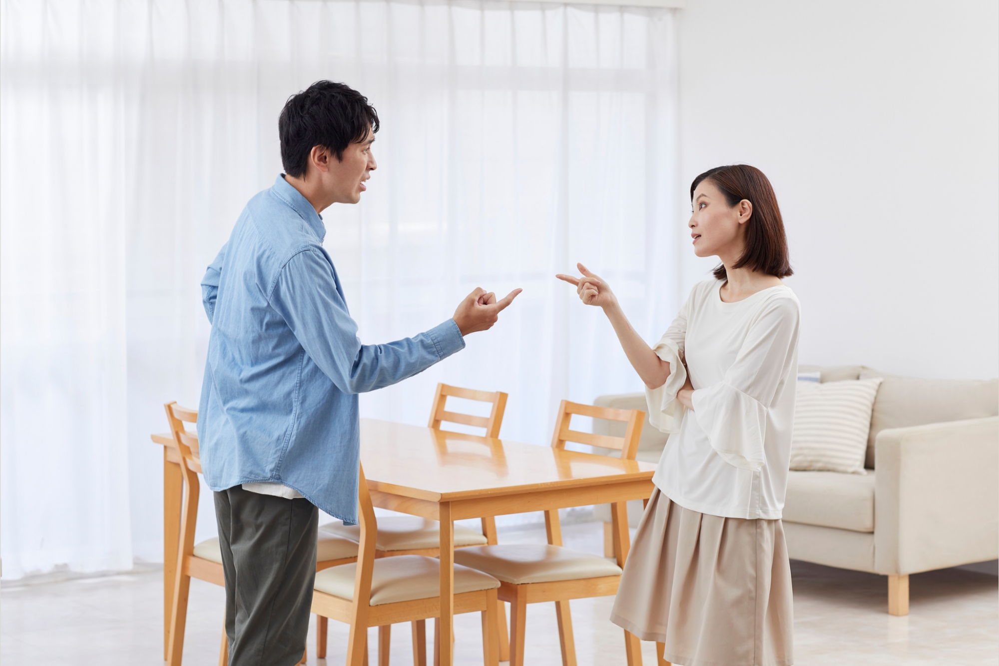 Không ít người vợ tỏ ra thất vọng khi chồng là người tử tế với cả thiên hạ, ngoại trừ vợ con mình - Ảnh: Canva Pro