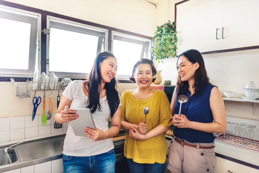 Chị Hai luôn chủ động tổ chức những bữa tiệc cho gia đình vào ngày lễ. (Hình minh hoạ)