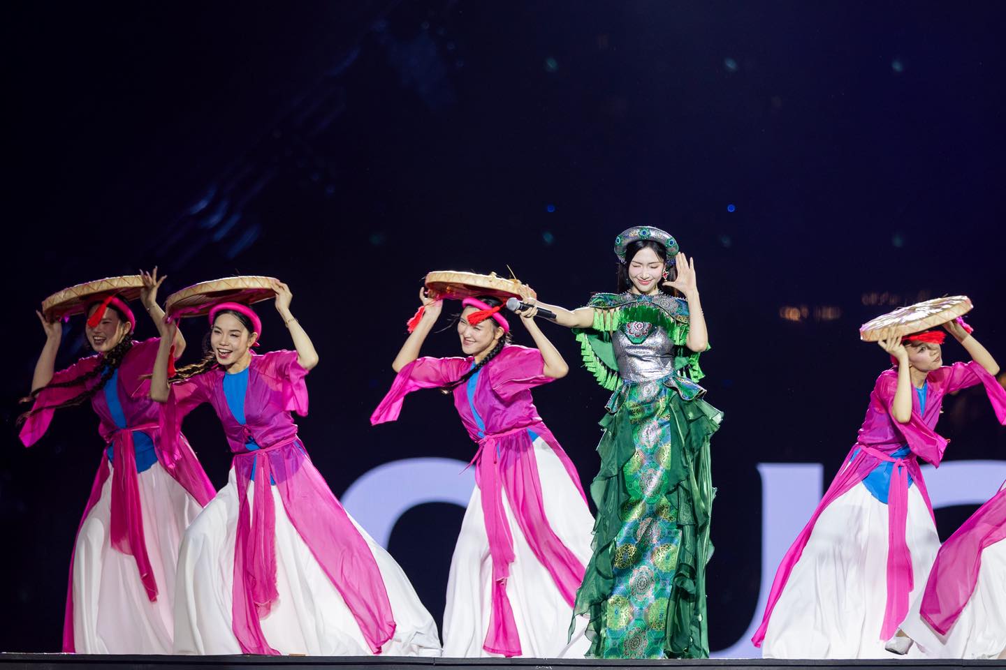 Hoà Minzy biểu diễn trong concert Sao nhập ngũ tại TPHCM 
