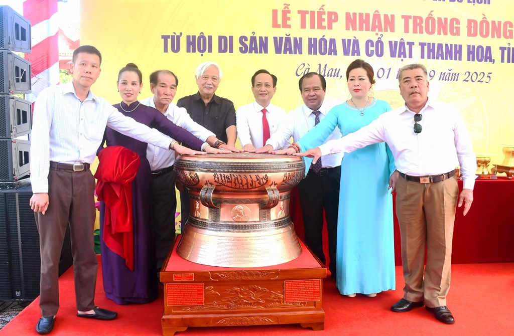 Lãnh đạo tỉnh Cà Mau tiếp nhận trống đồng từ Hội Di sản văn hóa và cổ vật Thanh Hoa.
