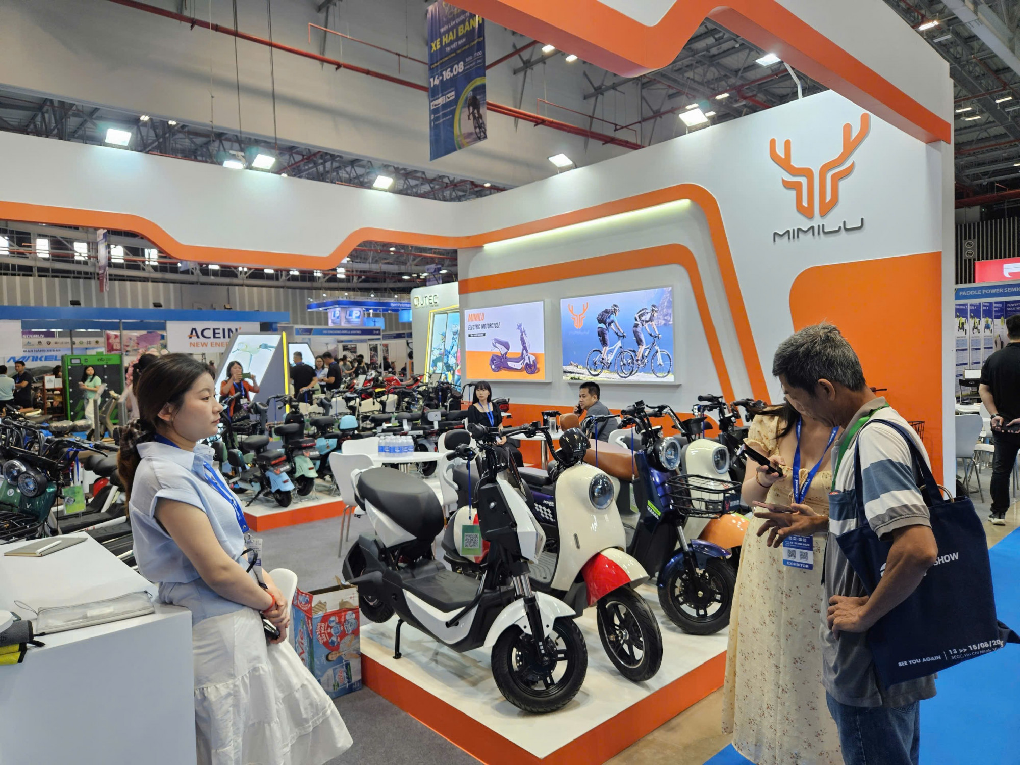 Hiện tại có nhiều doanh nghiệp trong và ngoài nước tham gia thị trường xe điện, nhưng các chính sách hỗ trợ người dân chuyển đổi từ xe xăng sang xe điện chưa nhiều. Ảnh: Mai Ca