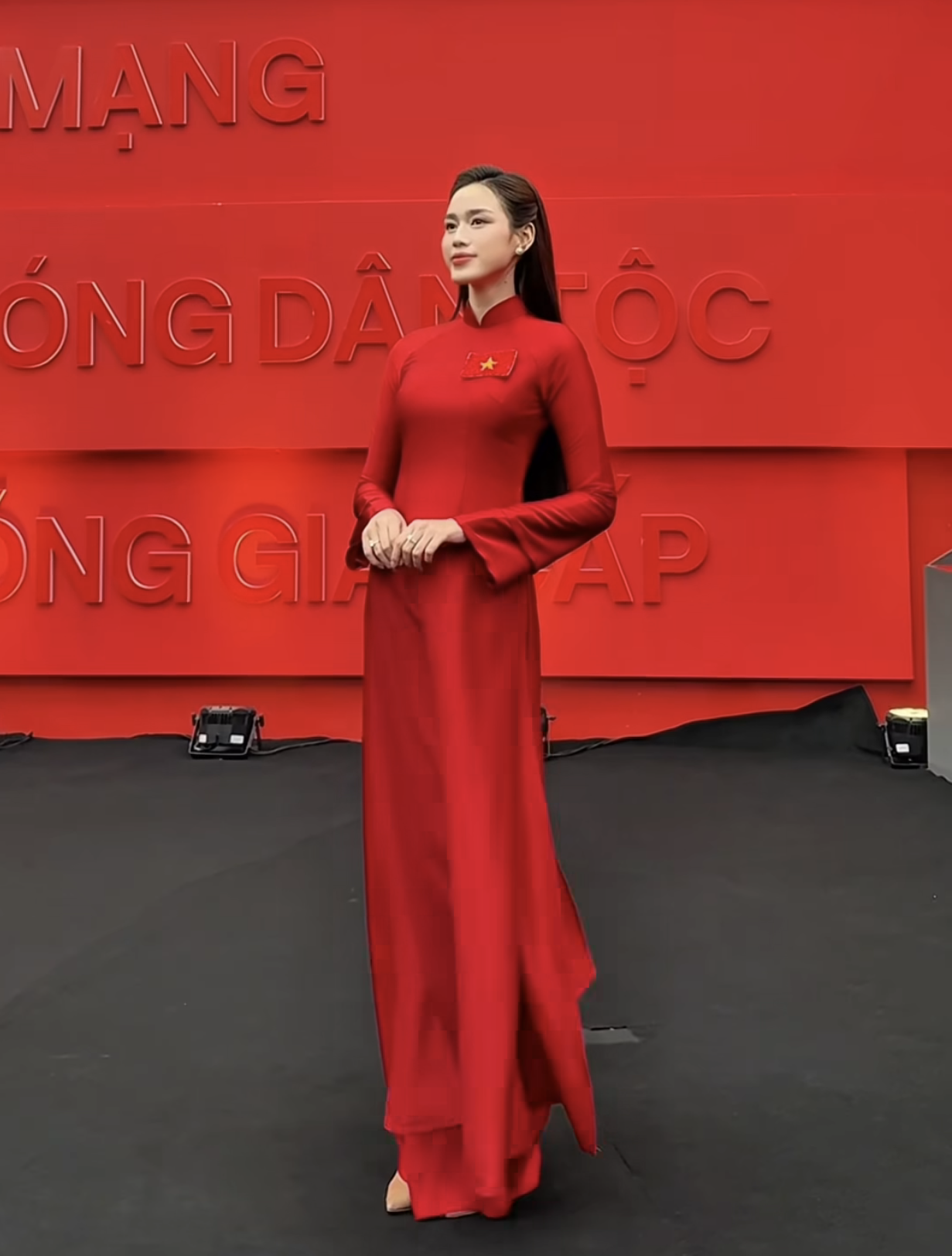 Hoa hậu Đỗ Hà toát lên vẻ đẹp kiêu sa và đầy khí chất khi diện áo dài đỏ nổi bật – gam màu biểu trưng cho lòng yêu nước và sự mạnh mẽ. Thiết kế áo dài tối giản nhưng tinh tế, tôn vinh vóc dáng thanh thoát cùng thần thái tự tin của nàng hậu. Với mái tóc dài suôn mượt, lối trang điểm nhẹ nhàng và ánh mắt hướng về phía trước, Đỗ Hà không chỉ ghi điểm bởi nhan sắc rạng rỡ mà còn bởi phong cách thanh lịch, chuẩn mực và đầy bản lĩnh – hình ảnh tiêu biểu của người phụ nữ Việt Nam hiện đại trong những ngày lễ trọng đại của dân tộc.