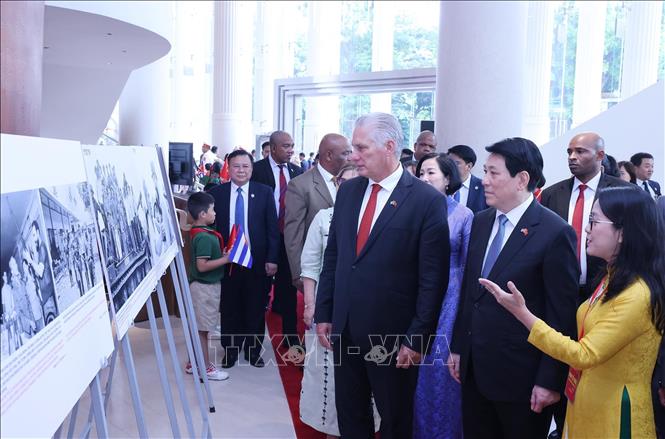 Tình đoàn kết Việt Nam - Cuba thấm sâu trong tim người Việt Chủ tịch nước Lương Cường và Phu nhân cùng Bí thư thứ Nhất Ban Chấp hành Trung ương Đảng Cộng sản Cuba, Chủ tịch nước Cộng hòa Cuba Miguel Díaz-Canel Bermúdez và Phu nhân xem trưng bày ảnh 65 năm thiết lập quan hệ ngoại giao Việt Nam - Cuba do Thông tấn xã Việt Nam thực hiện. Ảnh: Lâm Khánh/TTXVN