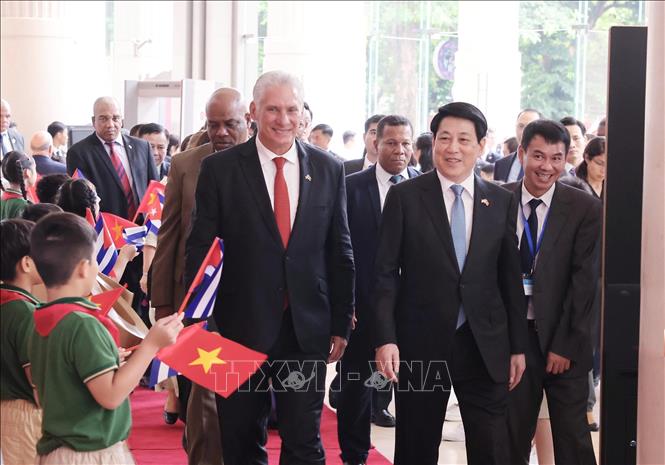 Tình đoàn kết Việt Nam - Cuba thấm sâu trong tim người Việt Chủ tịch nước Lương Cường cùng Bí thư thứ Nhất Ban Chấp hành Trung ương Đảng Cộng sản Cuba, Chủ tịch nước Cộng hòa Cuba Miguel Díaz-Canel Bermúdez dự lễ kỷ niệm. Ảnh: Lâm Khánh/TTXVN