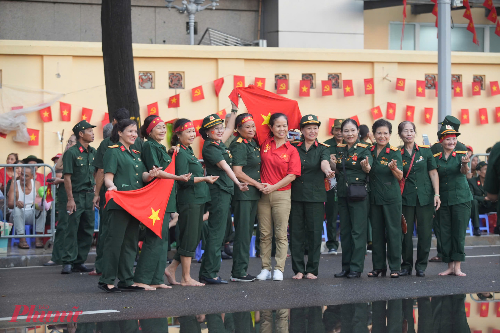 Khu vực ưu tiên được đặt tại những vị trí “vàng”, sát đường, cho phép dõi theo toàn cảnh buổi lễ.
