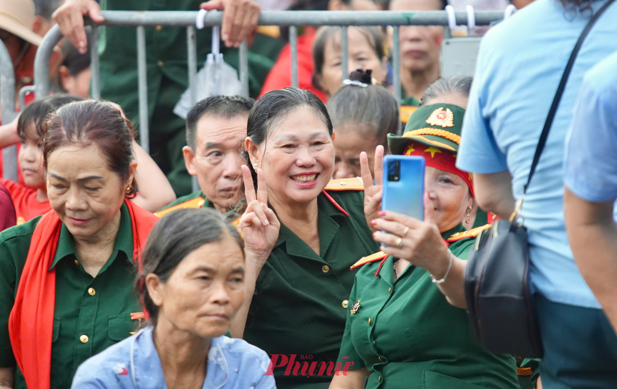 Những nụ cười rạng rỡ của các cựu chiến binh trong ngày hội lớn của dân tộc.