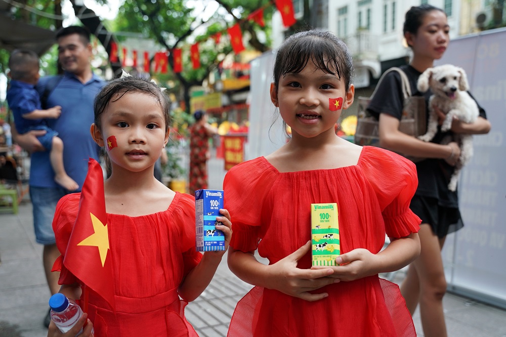 Em bé vui khoe hộp sữa Vinamilk vừa được nhận. Vinamilk luôn dành sự quan tâm đặc biệt đến trẻ em - mang đến nguồn dinh dưỡng chất lượng để các em lớn lên khỏe mạnh, vững vàng và đầy ước mơ - Ảnh: Vi Nam