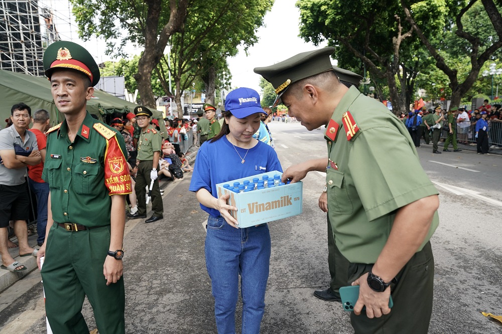 Những ngày vô cùng bận rộn nhưng cả chiến sĩ an ninh tham gia nhiệm vụ và nhân viên tiếp sức của Vinamilk đều được tái tạo năng lượng rất nhanh nhờ những sản phẩm dinh dưỡng của Vinamilk - Ảnh: Vi Nam