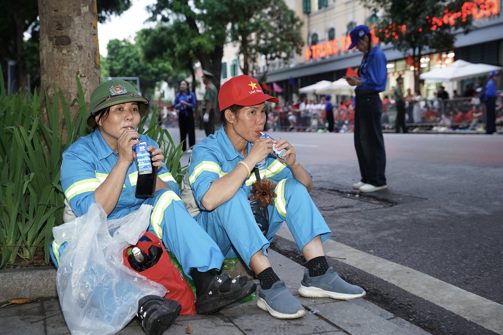 Phút nghỉ ngơi và tiếp thêm chút dinh dưỡng bằng sữa tươi Vinamilk của các chị góp phần quan trọng để đại lễ diễn ra với những tuyến đường sạch sẽ, ngăn nắp - Ảnh: Vi Nam