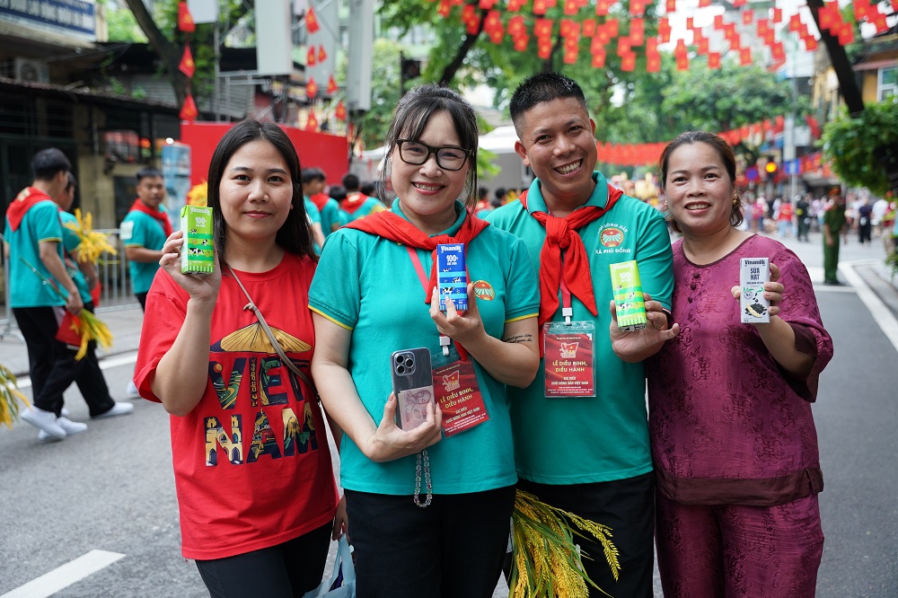 Giữa những ngày tập luyện miệt mài, các khối quần chúng và cả người dân đi xem hào hứng đón nhận nguồn dinh dưỡng thiết thực từ Vinamilk - Ảnh: Vi Nam