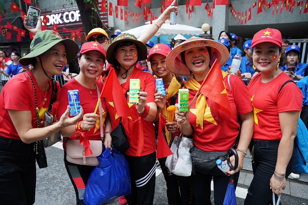 Gần 1 triệu sản phẩm dinh dưỡng của Vinamilk bao gồm: sữa tươi tiệt trùng 100%, sữa tươi tiệt trùng Green Farm, sữa hạt, sữa đậu nành, Susu, nước dừa tươi, nước uống đóng chai,... đã cùng đồng hành với các lực lượng và người dân trong ngày hội non sông - Ảnh: Vi Nam