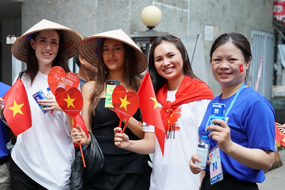 Không chỉ với người dân trong nước, không khí lễ hội đã lan tỏa đến với những người khách nước ngoài đang có mặt tại Hà Nội. Các cô gái nước ngoài hào hứng thưởng thức các sản phẩm sữa của Vinamilk tại 1 điểm tiếp sức dinh dưỡng - Ảnh: Vi Nam
