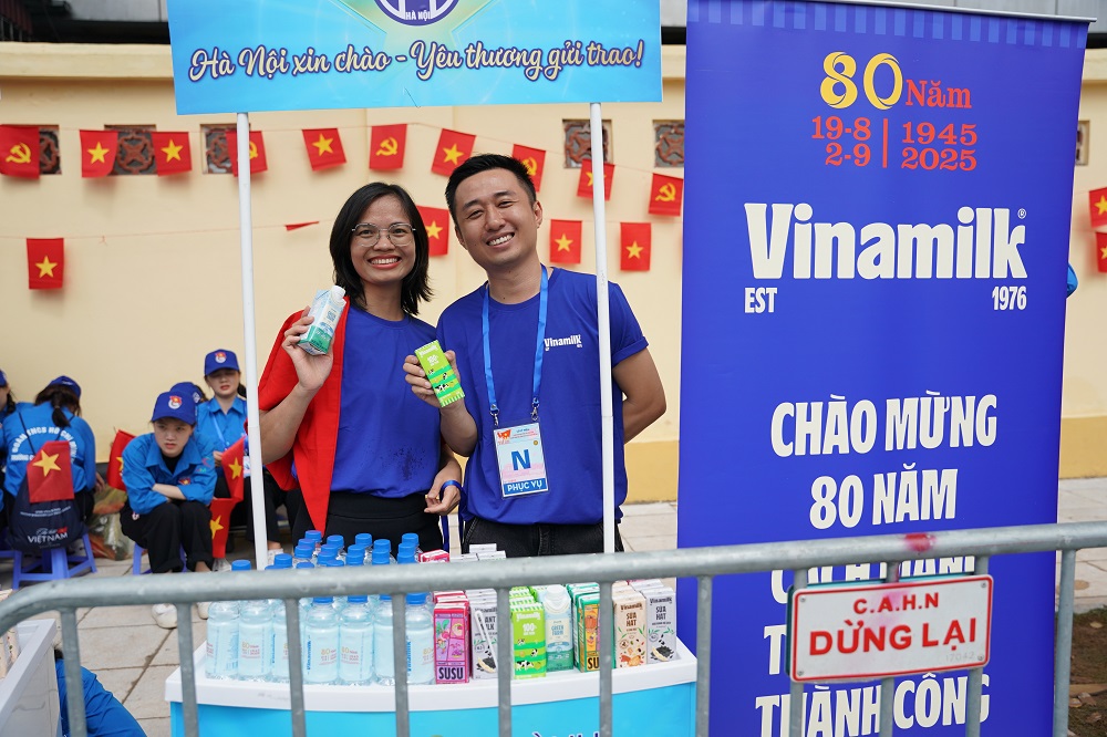 15 điểm tiếp ứng các sản phẩm dinh dưỡng của Vinamilk được triển khai dọc các tuyến đường trọng điểm khá thuận tiện để phục vụ lực lượng làm nhiệm vụ và người dân tham gia cổ vũ. Hòa cùng niềm vui của nhân dân cả nước, vinh dự được nhận nhiệm vụ, đội ngũ tiếp sức dinh dưỡng của Vinamilk luôn vui tươi với tinh thần sẵn sàng phục vụ - Ảnh: Vi Nam