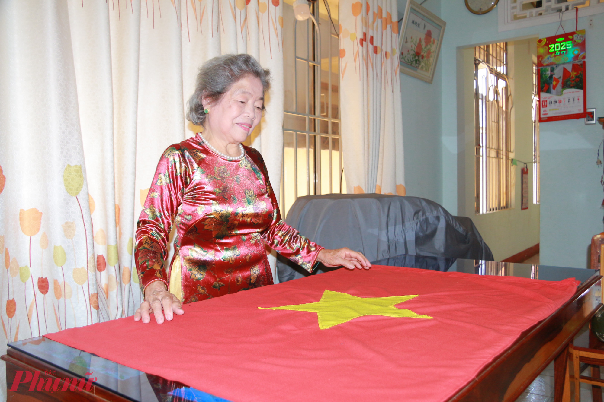 Bà Nguyễn Thị Ngọc Lan kể lại những đêm thức trắng để may cờ Tổ quốc giữa rừng sâu