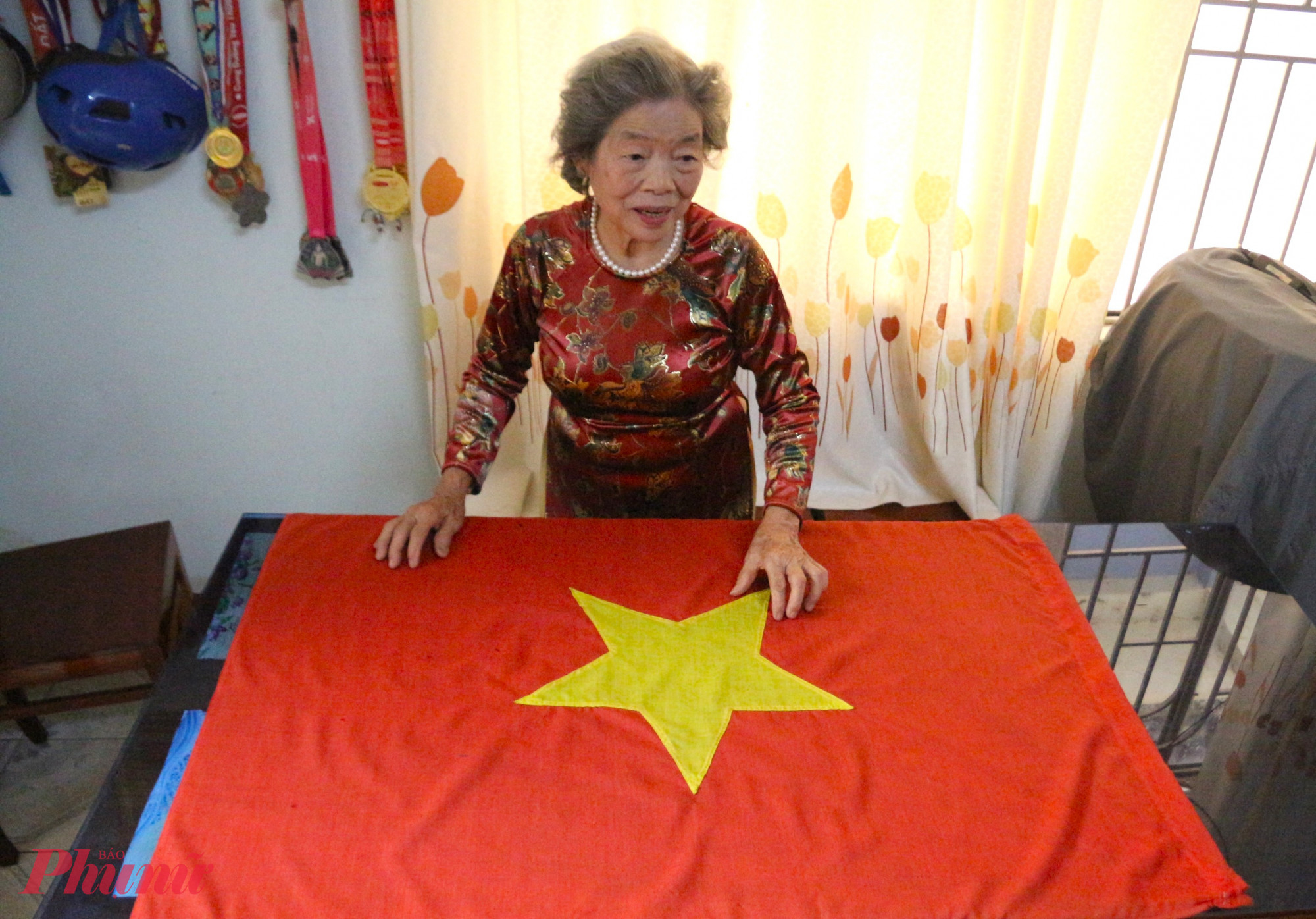 Những lá cờ đỏ sao vàng được làm nên từ trái tim yêu nước nồng nàn