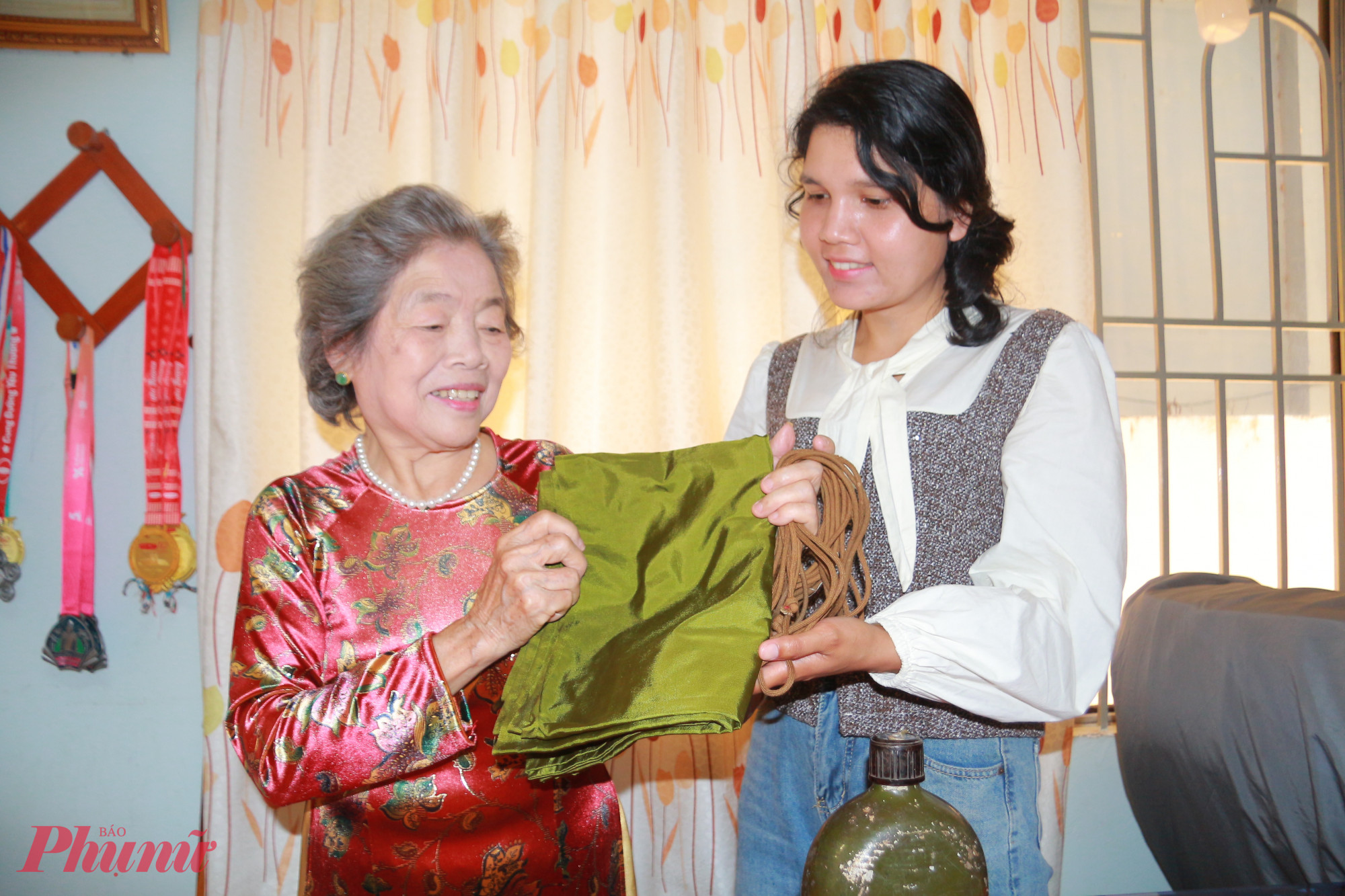  Nhiều năm qua, bà Lan vẫn nâng niu những kỷ vật chiến tranh như một cách lưu giữ dấu ấn của những năm tháng hào hùng dân tộc