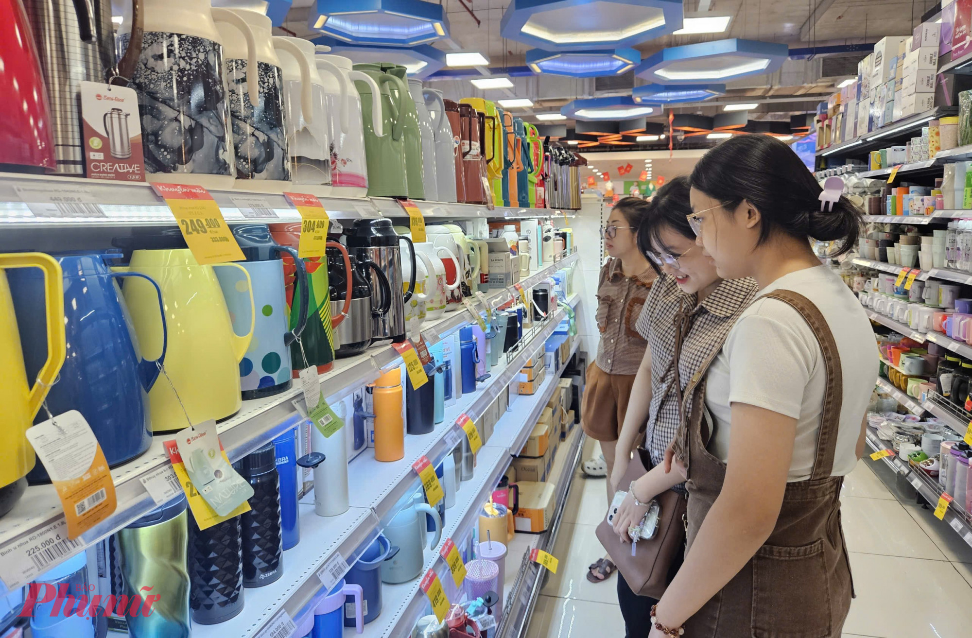 Khách hàng chọn mua các loại bình giữ nhiệt, ấm siêu tốc và đồ gia dụng - nhóm hàng đang được giảm giá mạnh trong chương trình “Tự hào siêu thị Việt 2025” đang được triển khai tại Co.opXtra Phạm Văn Đồng (phường Hiệp Bình). 
